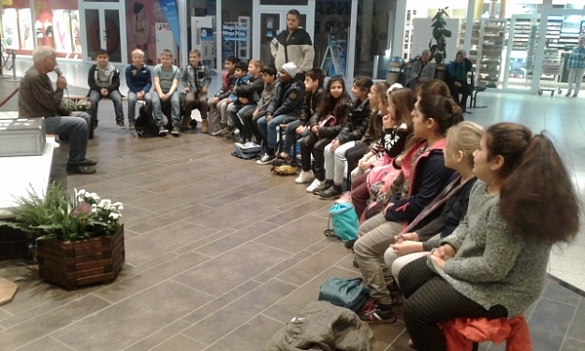 Schüler mit Schlange