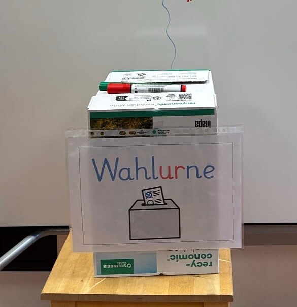 Das Bild zeigt eine Wahlurne.