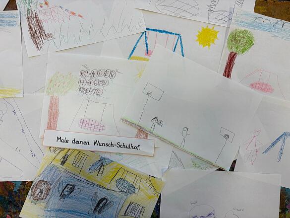 Hier sind gezeichnete Bilder von Kindern zu sehen. Sie malten ihren Wunschschulhof.