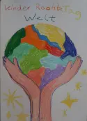 Gemaltes Bild eines Kindes. Zwei Hände halten eine Welt hoch. 